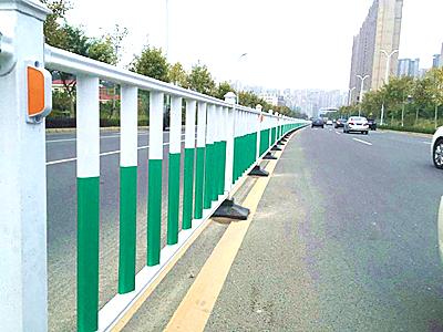 道路隔離護(hù)欄 - 河北振興金源絲網(wǎng)集團(tuán)有限公司圖片3